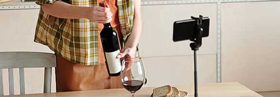 Degustazione di vino in streaming – un wine communicator si prepara a registrare
