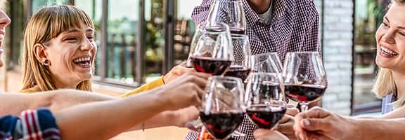 Brindisi tra amici con calici di vino dell’Abruzzo all’aria aperta
