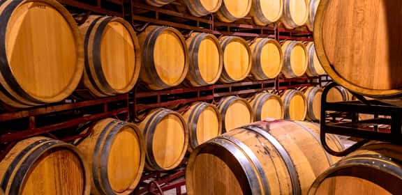 Barrique di rovere in cantina, affinamento vini francesi