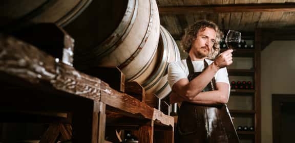 Degustazione di vino rosso Côtes de Bourg AOP in cantina