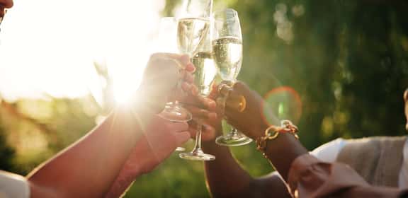 Brindisi con calici di spumante Extra Brut