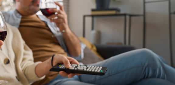 Banner persone degustano vino guardando Sanremo