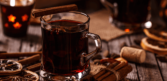 Tavola con ingredienti per fare vin brulè