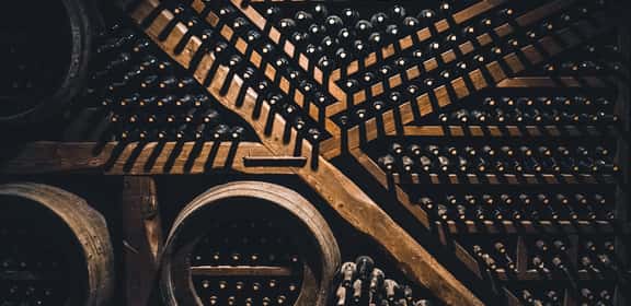 Bottiglie di vino in cantina illuminate per il Black Friday