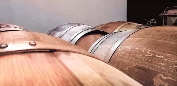 Botti in rovere per l'affinamento dei vini dell’Oltrepò Pavese DOC