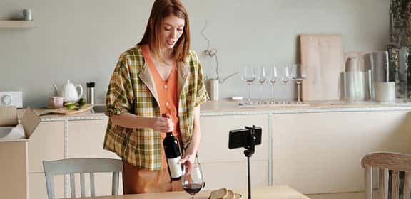 Degustazione di vino in streaming – un wine communicator si prepara a registrare
