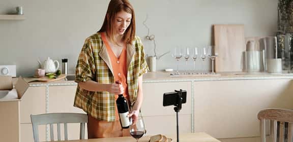 Degustazione di vino in streaming – un wine communicator si prepara a registrare