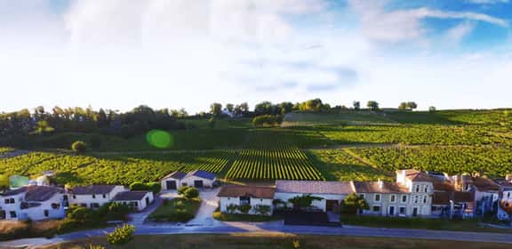 Veduta aerea dei vigneti e del villaggio storico di Canon-Fronsac, rinomata denominazione della riva destra di Bordeaux