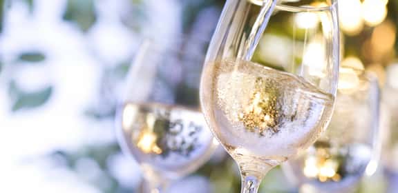 glas white wine Calice di spumante Extra Dry con bollicine