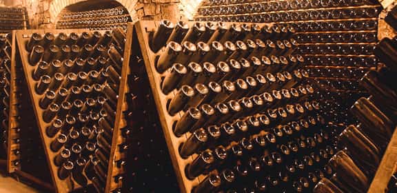Bottiglie di spumante Metodo Classico in pupitre per la rifermentazione