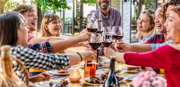 Brindisi tra amici con calici di vino dell’Abruzzo all’aria aperta