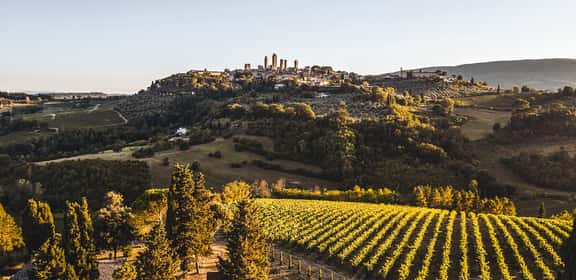 San Gimignano al tramonto tra colline e vigneti della Vernaccia DOCG in Toscana
