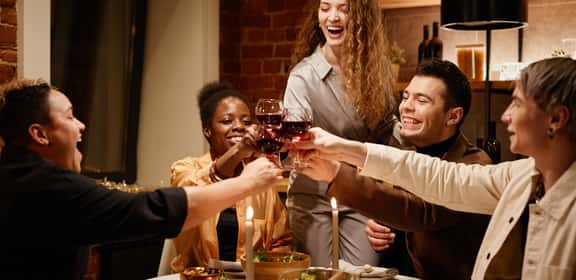 Banner persone che bevono vino in compagnia