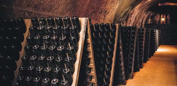 Bottiglie di spumante in affinamento nelle cantine della Sannio DOC
