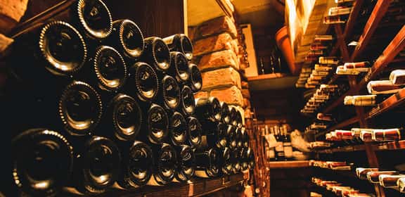 Bottle Cellar Cantina di vini Bordeaux con bottiglie in affinamento