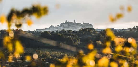 Panorama del borgo di Montepulciano visto tra le colline toscane, scorcio suggestivo all’alba.