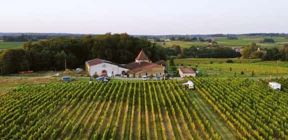 Vista aerea di una tenuta vinicola tradizionale circondata dai vigneti di Bordeaux Supérieur, nel sud-ovest della Francia