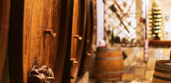 Botti di vino nelle cantine dell’Alsazia