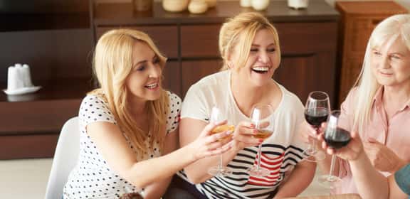 Donne brindano con vino per la Festa della Mamma